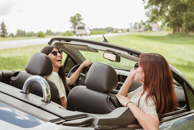 Jeune couple faisant un road trip