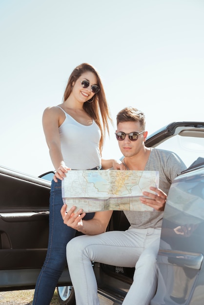 Photo gratuite jeune couple faisant un road trip