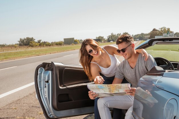 Jeune couple faisant un road trip