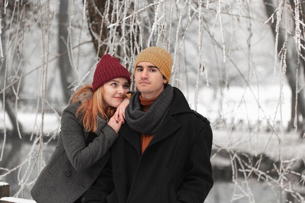 Jeune couple avec femme rêveuse et homme sérieux