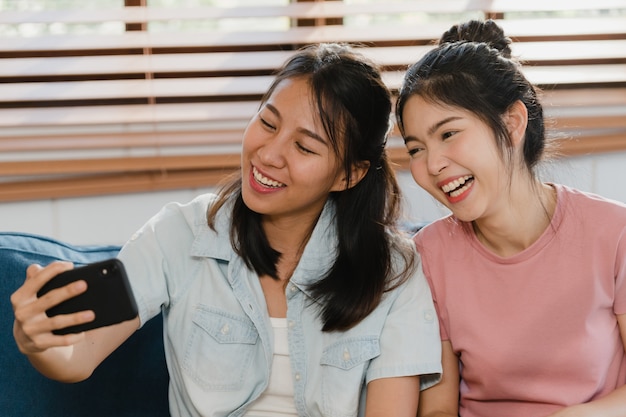 Jeune Couple De Femmes Lesbiennes Lgbtq Selfie à La Maison.