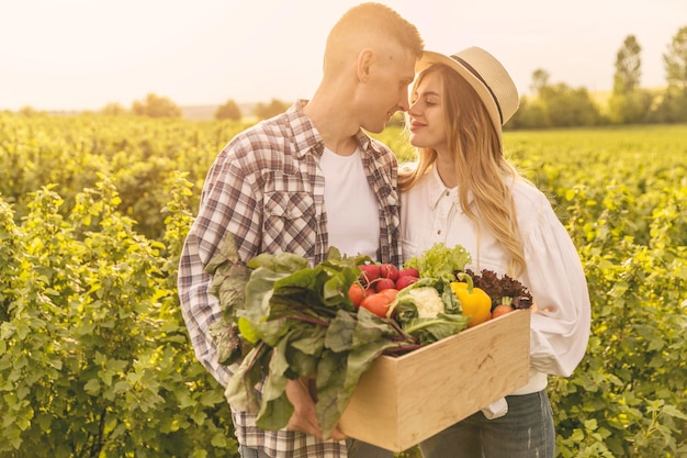 Jeune couple, à, ferme