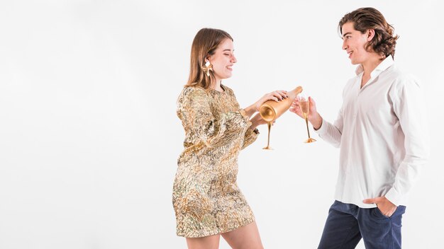 Jeune couple fête son anniversaire avec du champagne