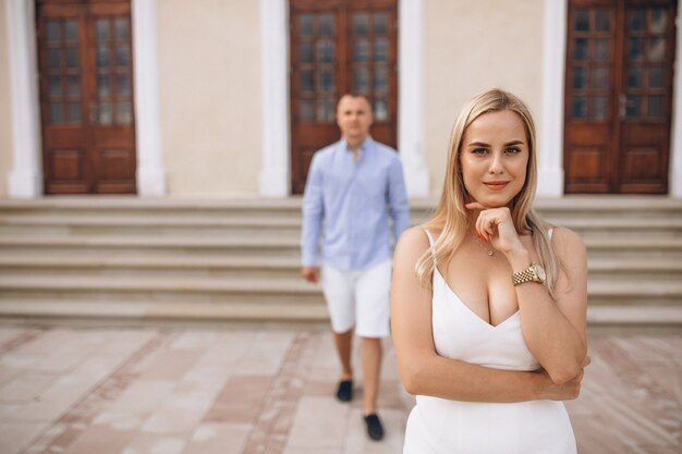 Jeune couple futur mariée et le marié