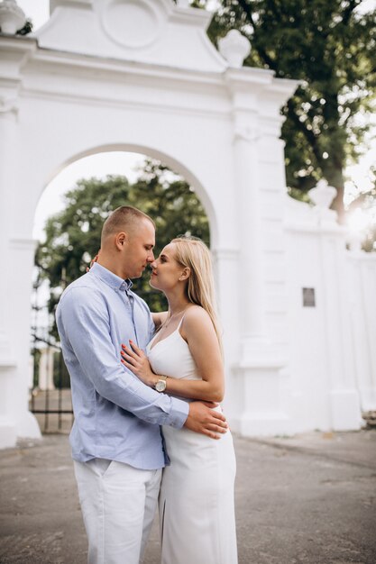 Jeune couple futur mariée et le marié