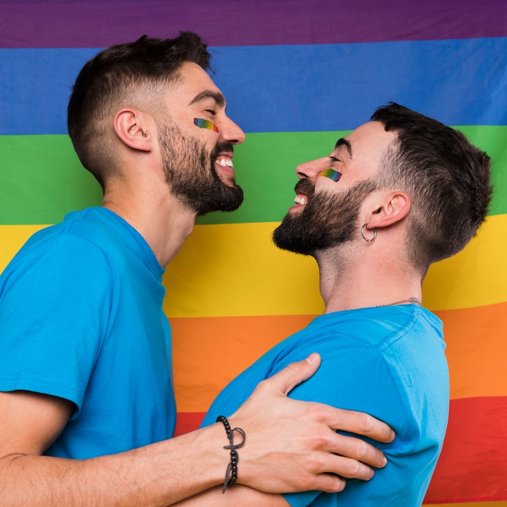 Photo gratuit jeune couple de gays embrassant