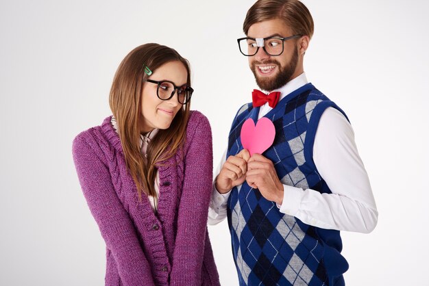 Jeune couple de geek à la recherche drôle s'amusant isolé