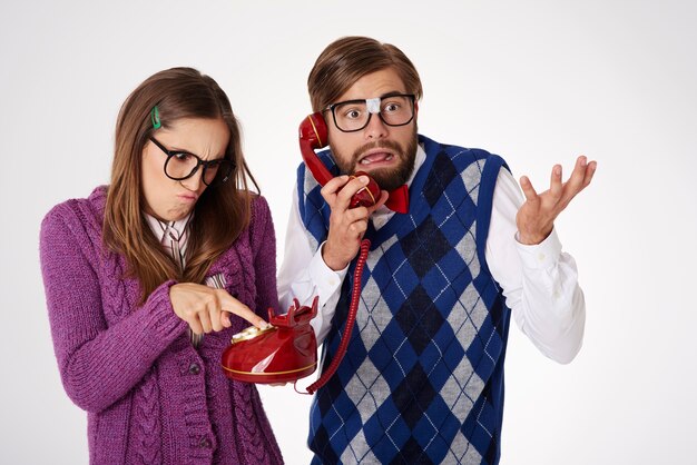 Jeune couple de geek à la recherche drôle s'amusant isolé