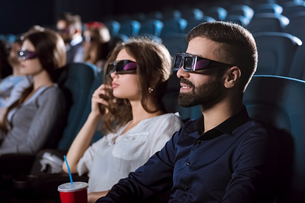 Jeune couple heureux ayant un rendez-vous au cinéma