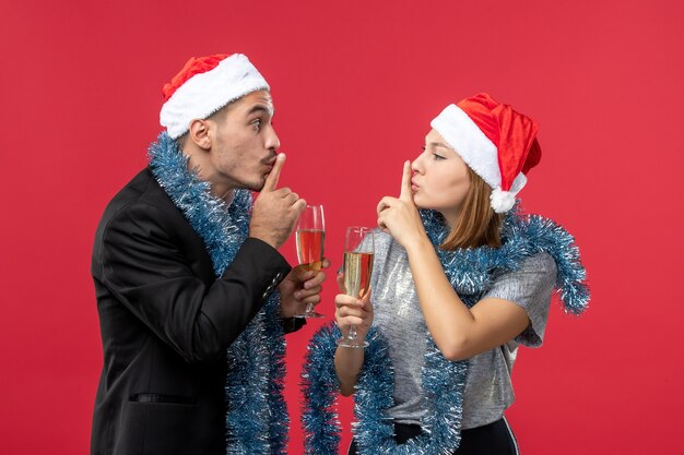 Jeune couple heureux célébrant l'amour de Noël fête du nouvel an