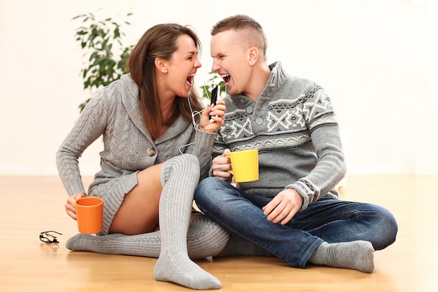 jeune couple heureux à la maison en riant