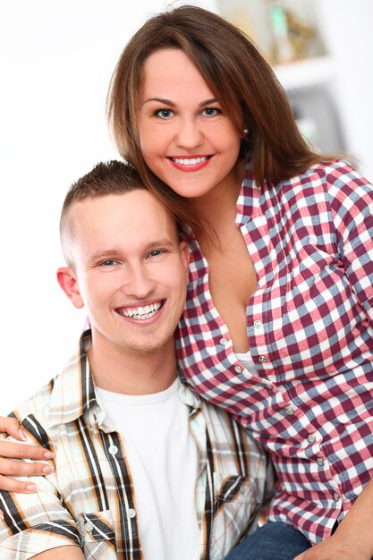 jeune couple heureux à la maison