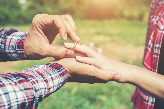 Jeune couple hippie portant bague de fiançailles dans la nature, Sweet and