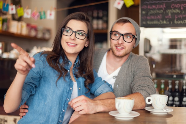 Jeune couple hipster au café