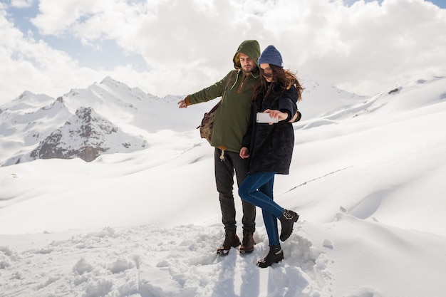 Jeune couple de hipster belle randonnée dans les montagnes, vacances d'hiver, voyage, homme femme amoureuse