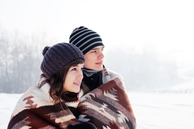 Jeune Couple En Hiver