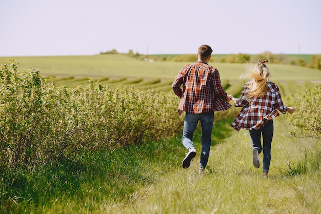 Jeune couple homme et femme dans un champ d'été