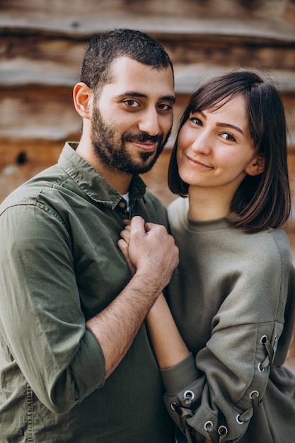 Jeune couple international ensemble dans le parc