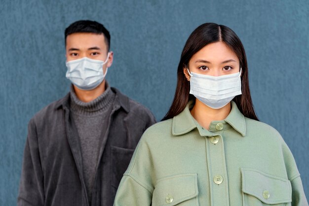 Jeune couple japonais portant un masque