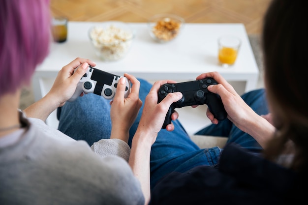 Jeune couple jouant à un jeu vidéo à l'intérieur