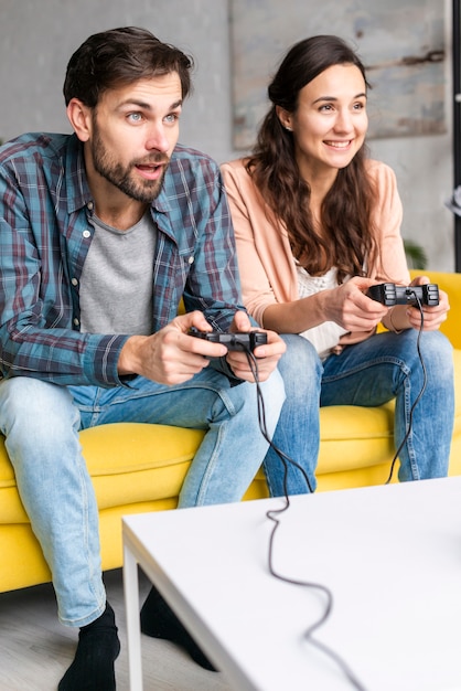 Jeune couple, jouer jeux vidéo