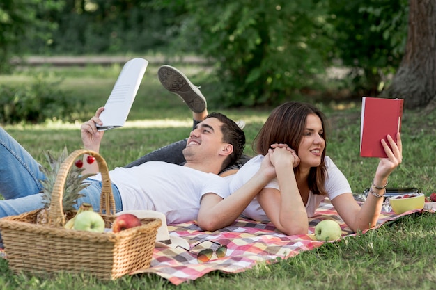 Jeune couple, lecture, livres, nature