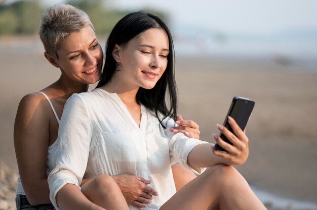 Jeune couple de lesbiennes prenant selfie