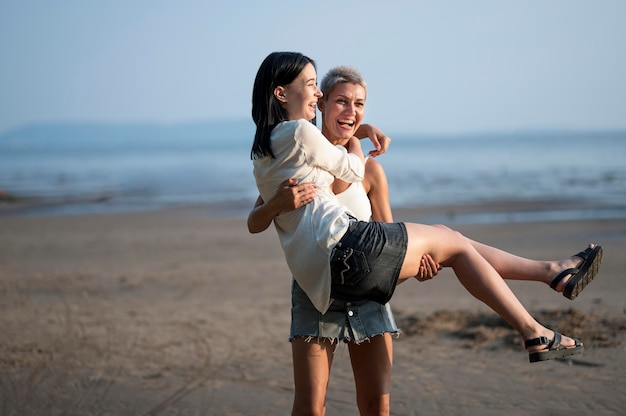 Jeune couple de lesbiennes en riant