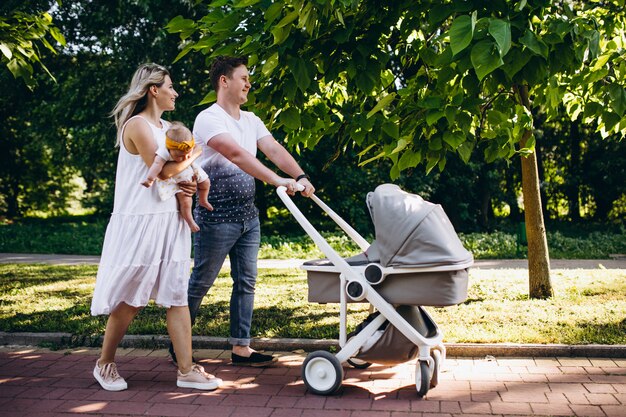 Jeune couple avec leur petite fille dans le parc