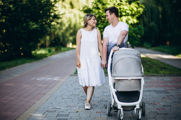 Jeune couple avec leur petite fille dans le parc