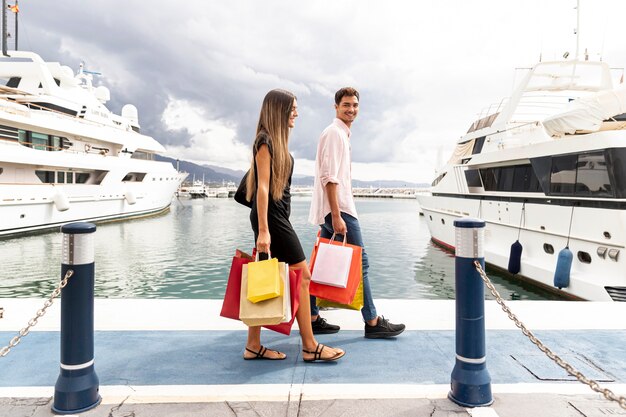 Jeune couple marchant sur le quai du port