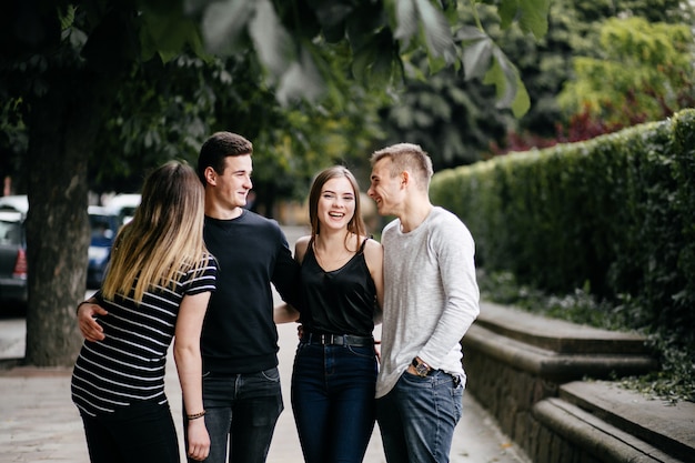 Jeune couple marchant et s&#39;amusant