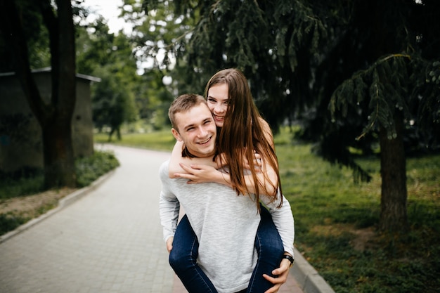 Jeune couple marchant et s&#39;amusant