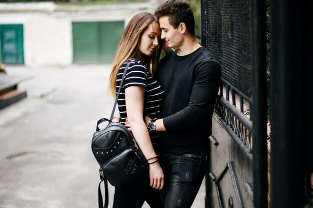 Jeune couple marchant et s&#39;amusant