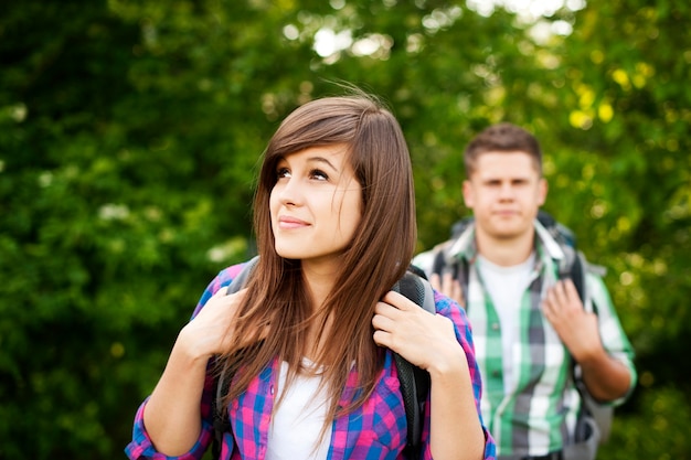 Jeune couple marchant à travers la forêt