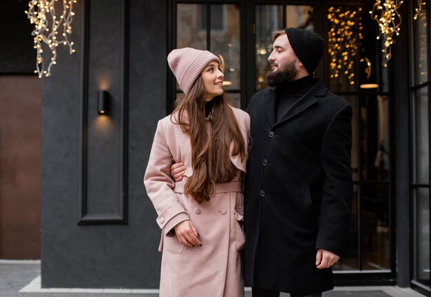 Jeune couple, marche extérieur