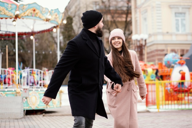 Jeune couple, marche, et, tenant mains