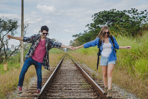 Jeune couple, marche, train, pistes, tenue, mains