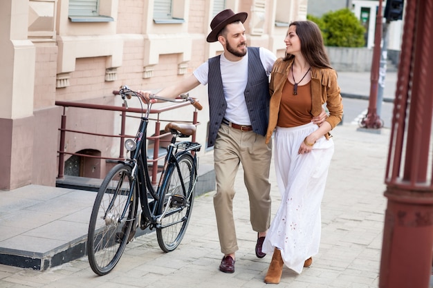 Jeune couple, marche, à, vélo, et, étreindre