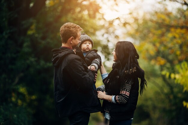 Jeune couple marcher avec un enfant