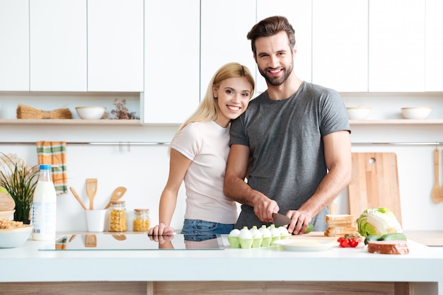 Jeune couple marié profitant de leur temps à la maison