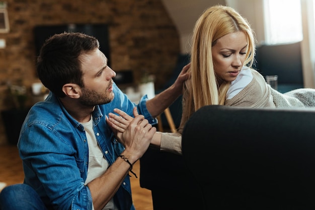 Photo gratuite jeune couple mécontent discutant tout en se disputant à la maison.