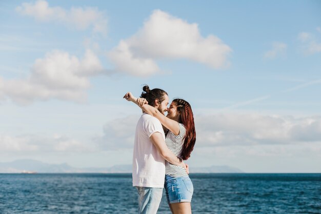 Jeune couple à la mer