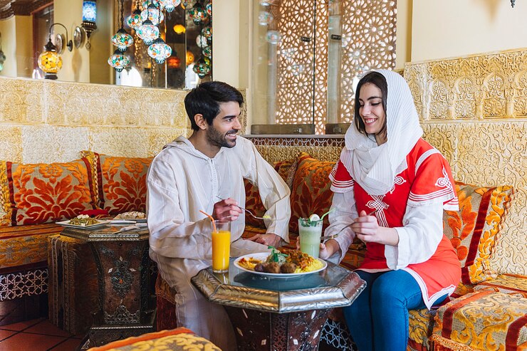 Photo gratuit jeune couple musulman au restaurant
