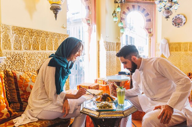 Jeune couple musulman dans un restaurant arabe