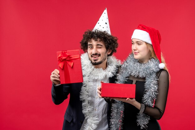 Jeune couple ouvrant le cadeau du nouvel an fête d'amour de Noël