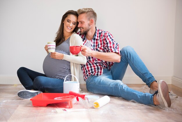 Jeune couple, peinture, murs, et, café buvant