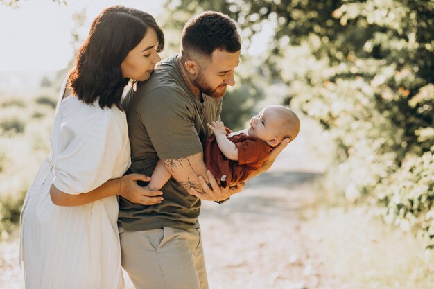 Jeune couple, à, petite fille, dans parc