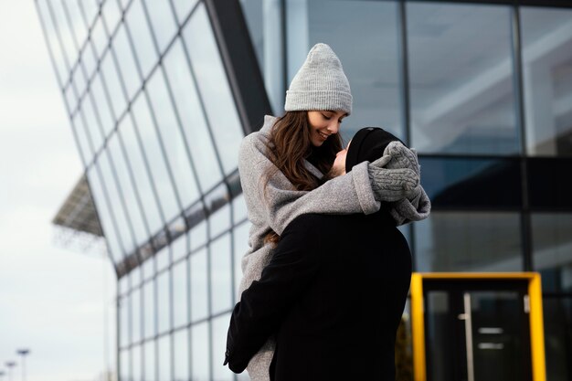 Jeune couple piggy back ride