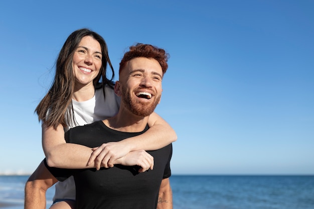 jeune couple, porter, chemise blanche